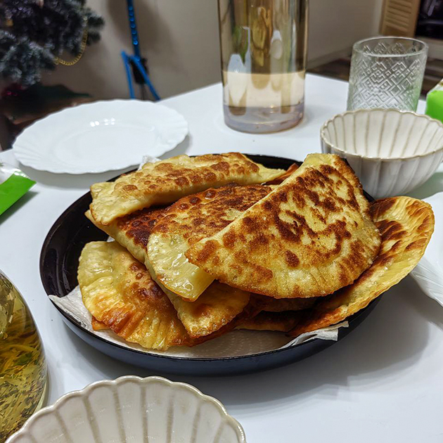 Поужинали чебуреками, которые приготовили с У.