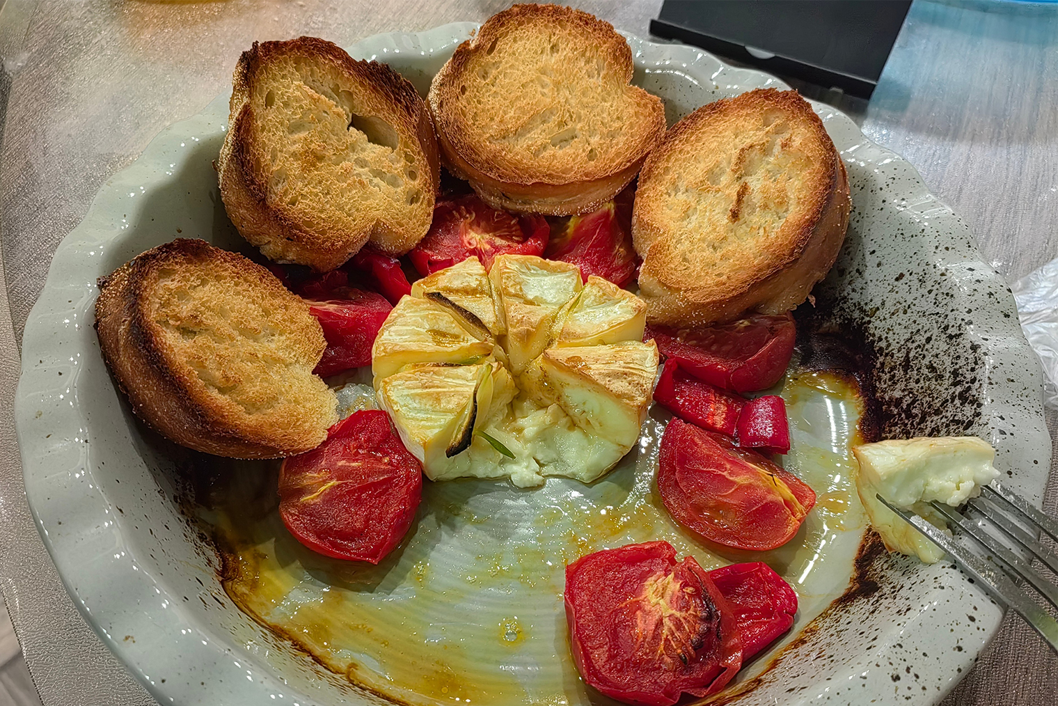 Запекла камамбер, получилось очень вкусно. Овощи со своего огорода