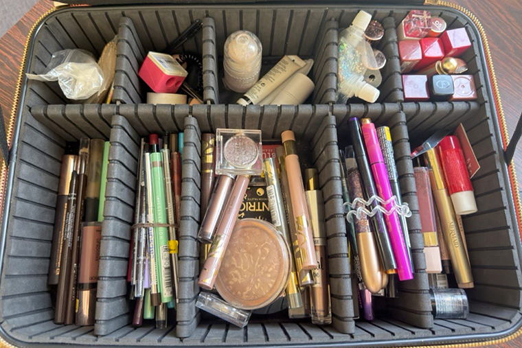 Здесь три категории средств: меньшая часть привезена из Москвы, большая куплена в местных магазинах, остальное я заказала в интернете, в основном на iHerb