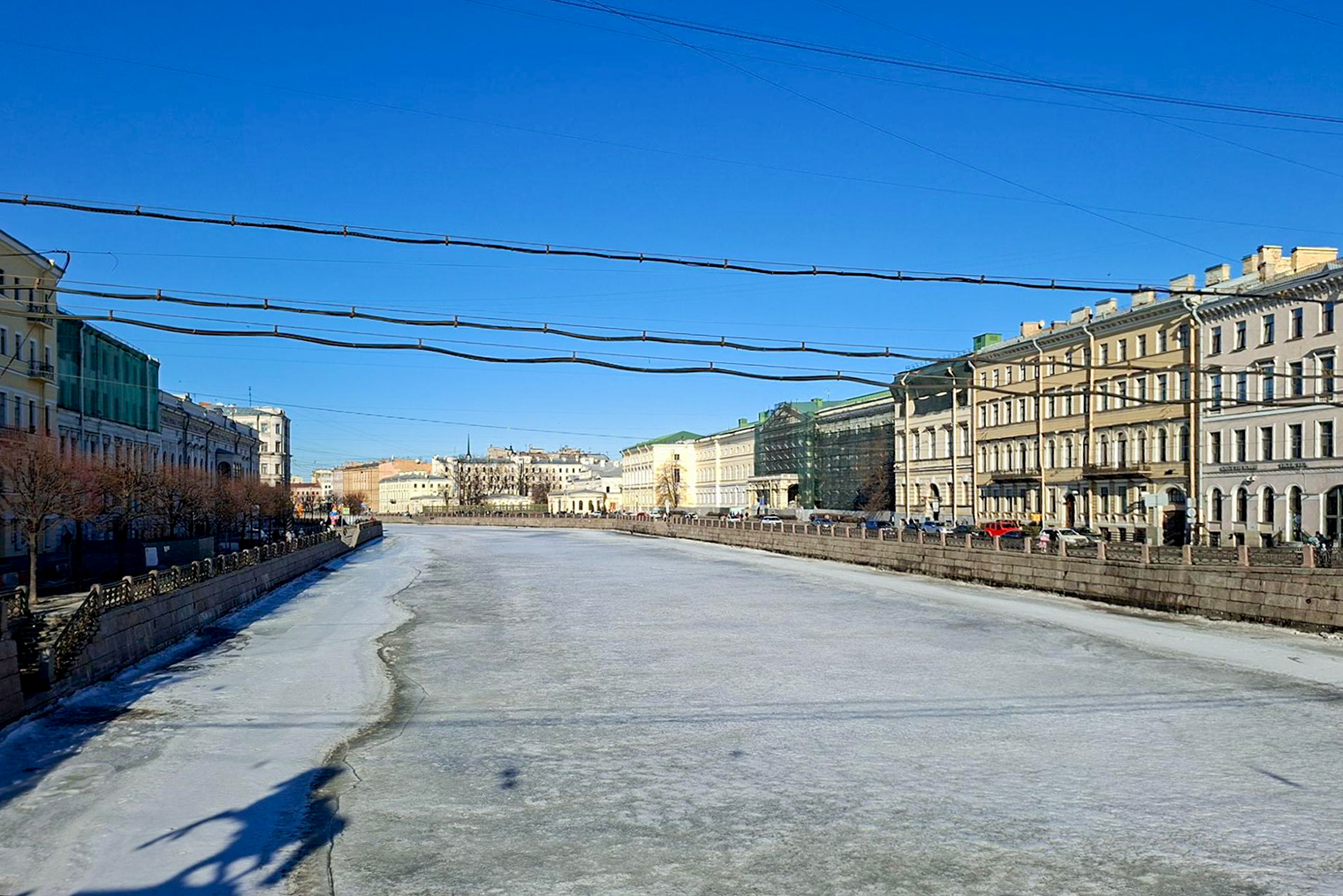 На Фонтанке лежит снег — очень резкий контраст с улицей