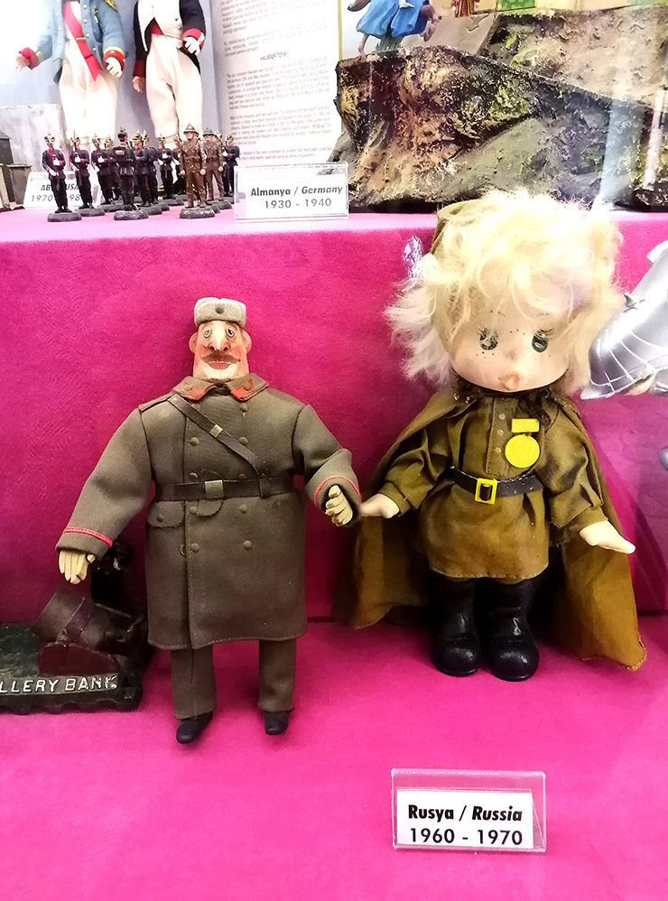 Советские игрушки в военной форме