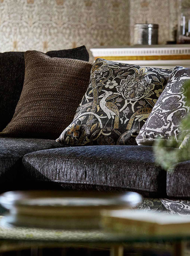 Часто рисунки Морриса используют на декоративных подушках. Благодаря умеренным цветам их довольно легко сочетать в интерьере с мебелью и другим текстилем. Источник: morrisandco.san­dersondesigngroup.com