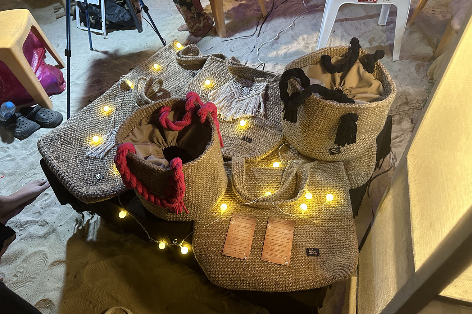 На рынке продают симпатичные сумки из джута — текстильного волокна из одноименного растения