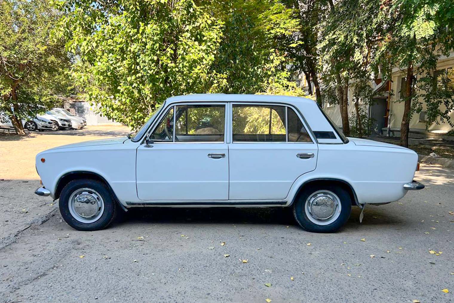 Машина с установленными колпаками выглядит аутентично