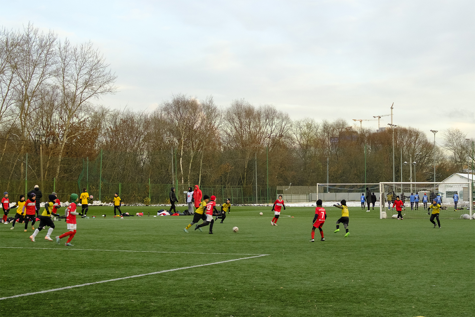 Открытый стадион «Искра» работает с 07:00 до 23:00, есть бесплатная парковка для посетителей