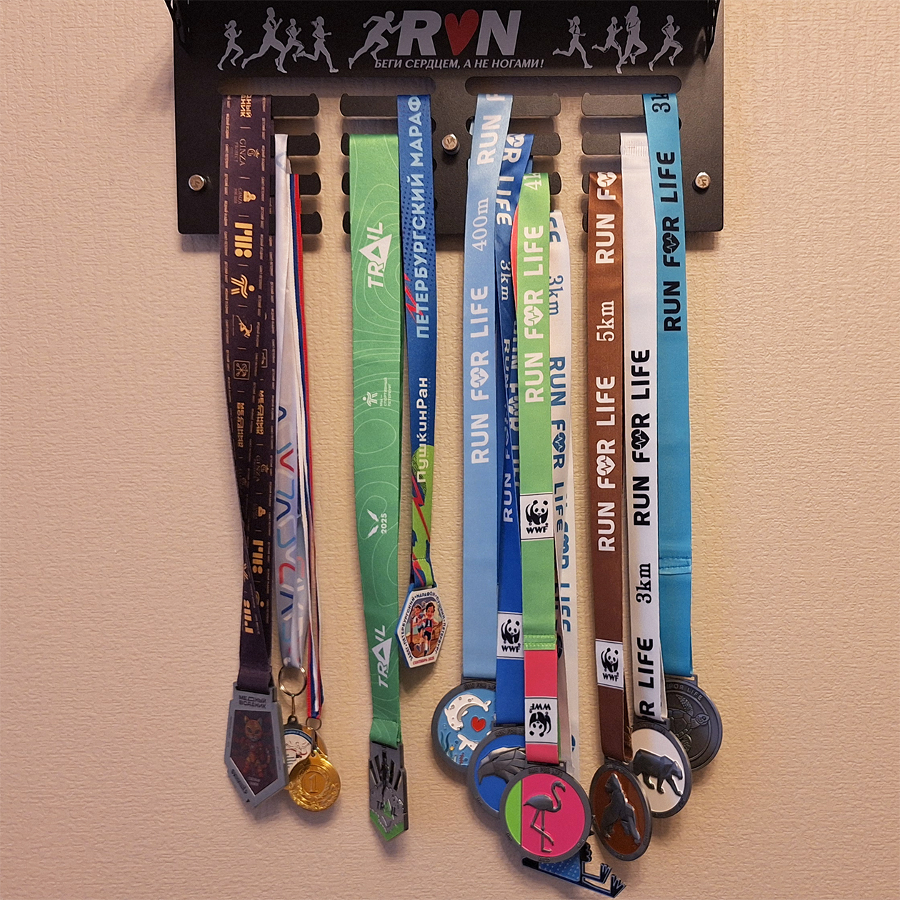 Наши медали: слева вешаем награды с городских забегов, а справа — с благотворительных