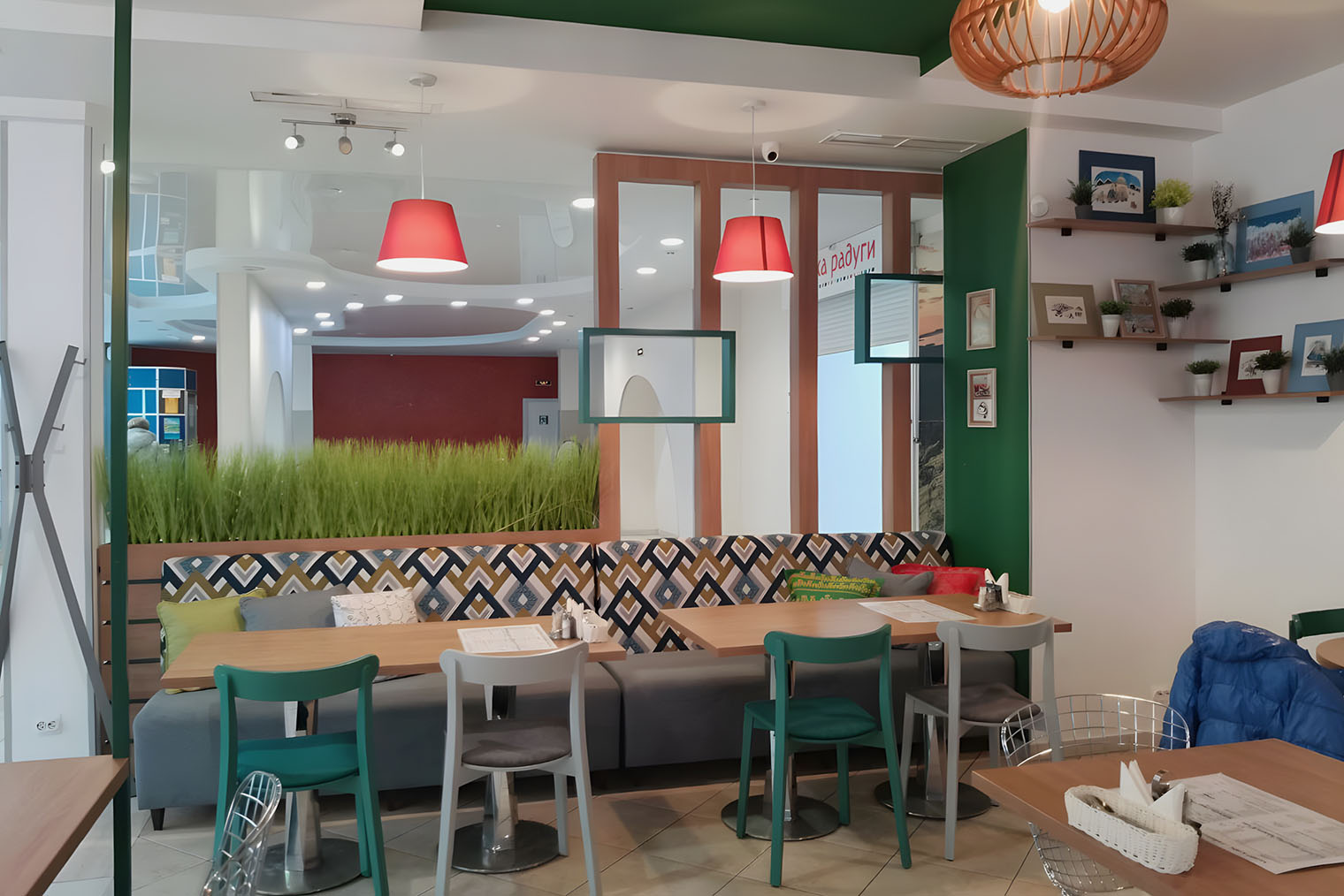 В кафе «Тайбола» приятная обстановка. Есть детский уголок и мягкие диванчики, повар лепит пельмени прямо при посетителях, а кухня по-настоящему домашняя