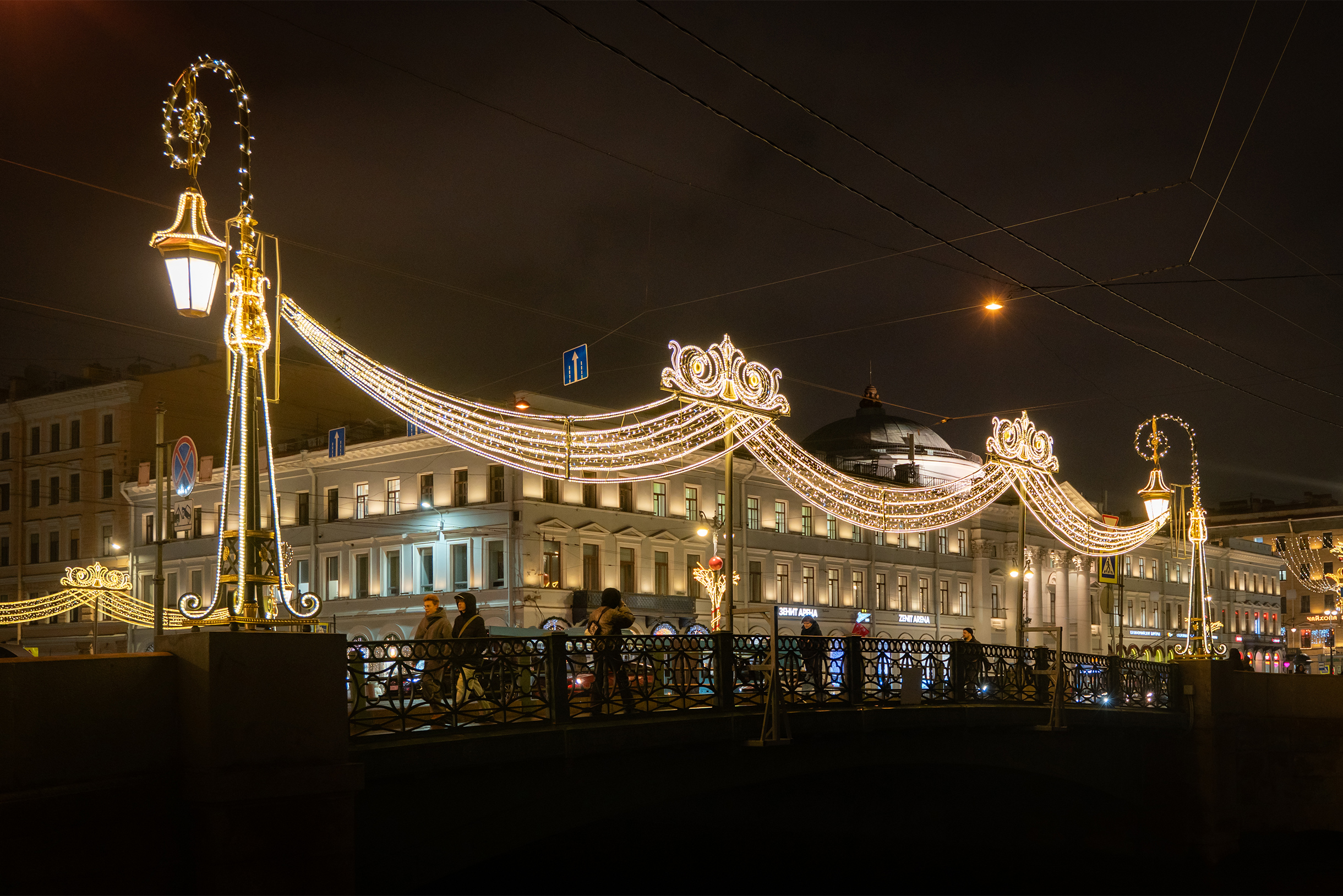 Зеленый мост тоже украшен иллюминацией