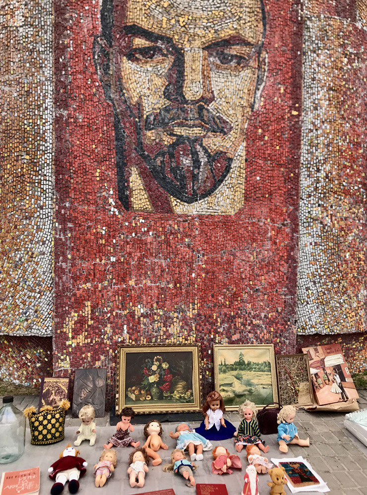 В парке есть мозаика с изображением Ленина. Под ней тоже торгуют