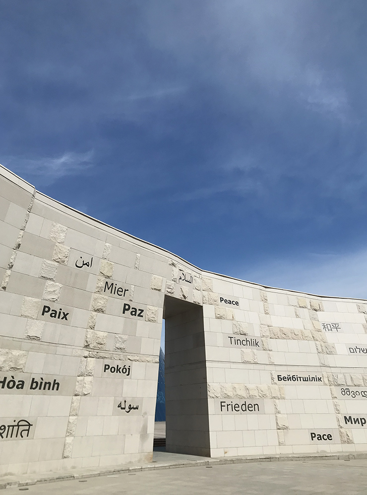 Стена мира, где на 49 языках написано слово «мир»
