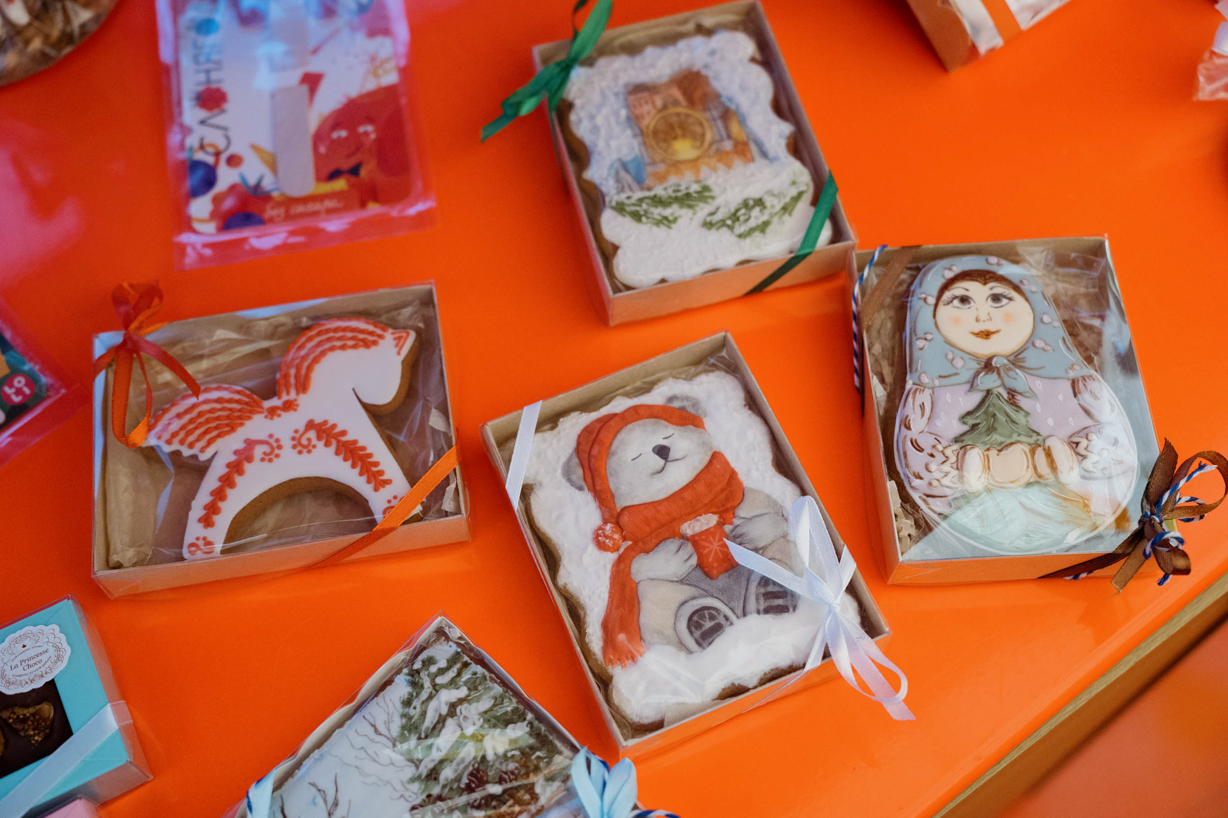 Еще есть пряники ручной работы. Каждая роспись — индивидуальна