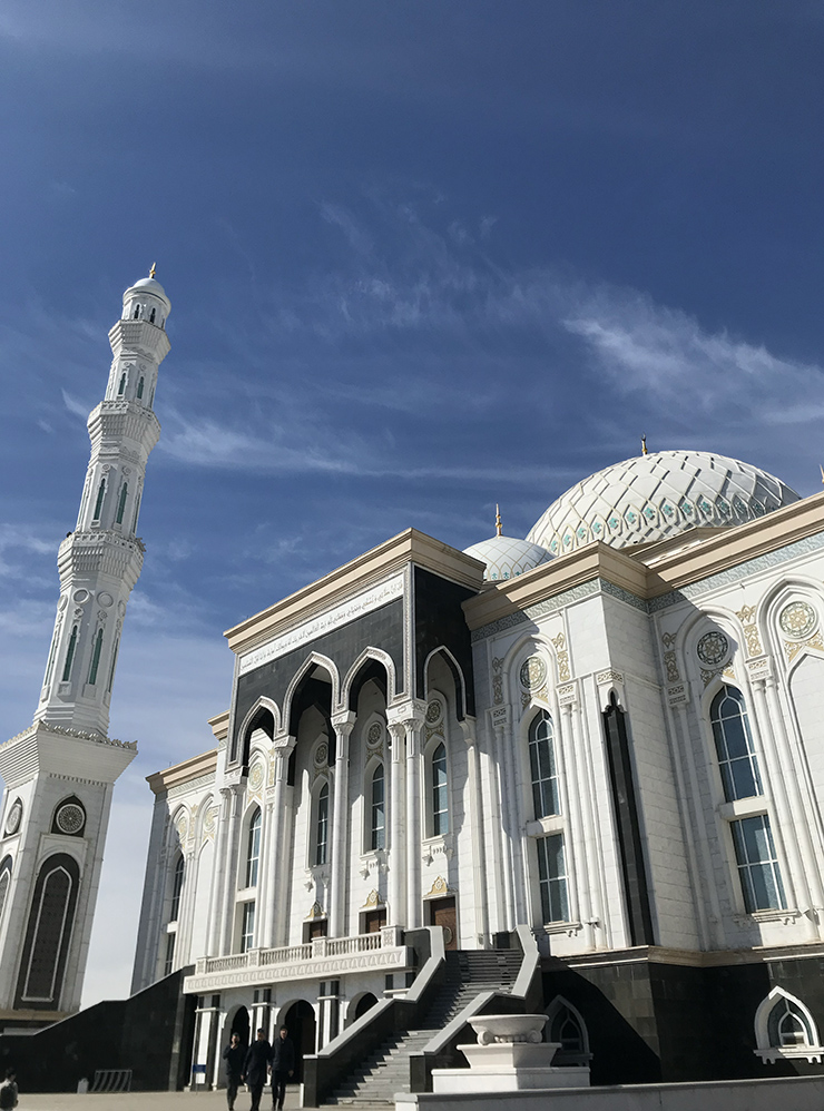 Мечеть Хазрет Султан одна из самых живописных и больших в Азии