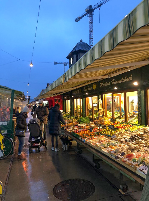 Рынок в центре города. Там продают овощи, мясо, морепродукты, сыры и другие товары