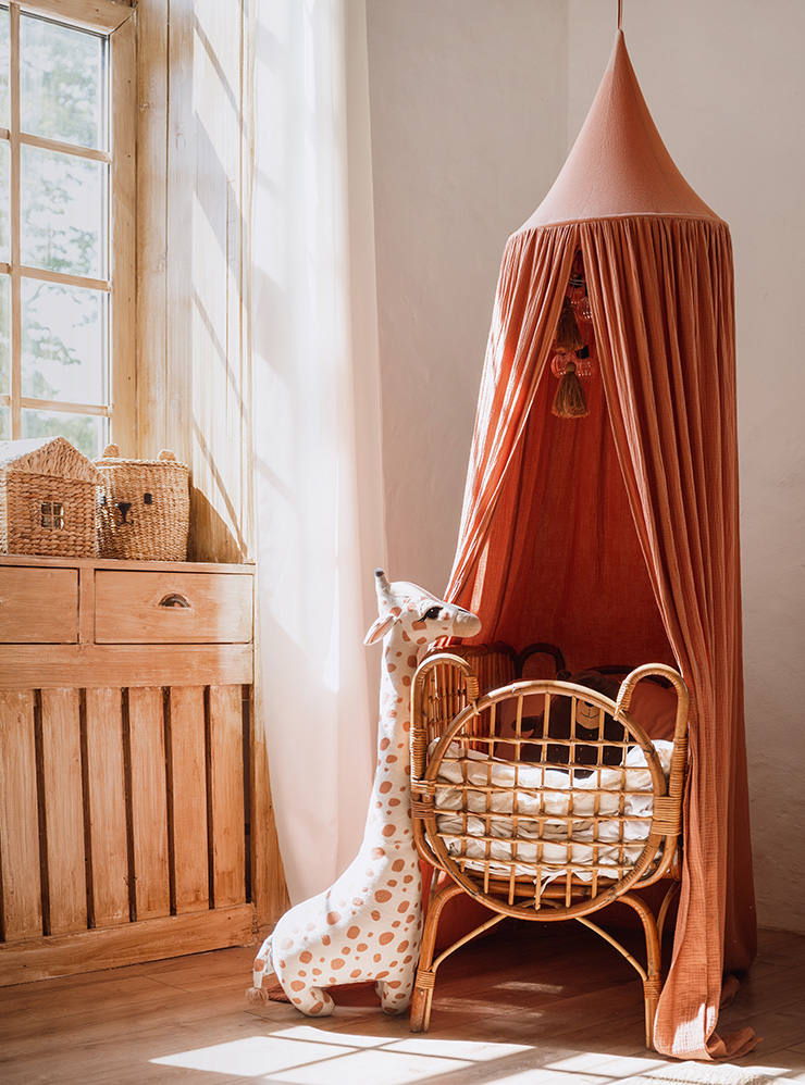 Плетеные колыбели с пологом — классический вариант для детских в стиле бохо. Фотография: brizmaker / Shutterstock