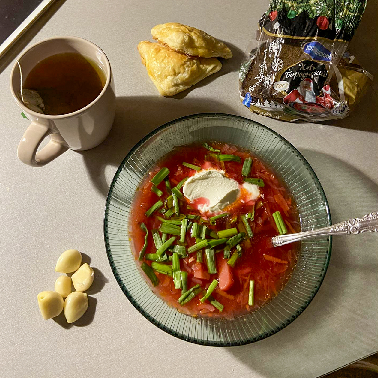 Надеюсь, скоро нам натянут потолок и установят люстру, а пока ужинаю в полумраке