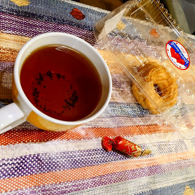 Пью чай с конфетой