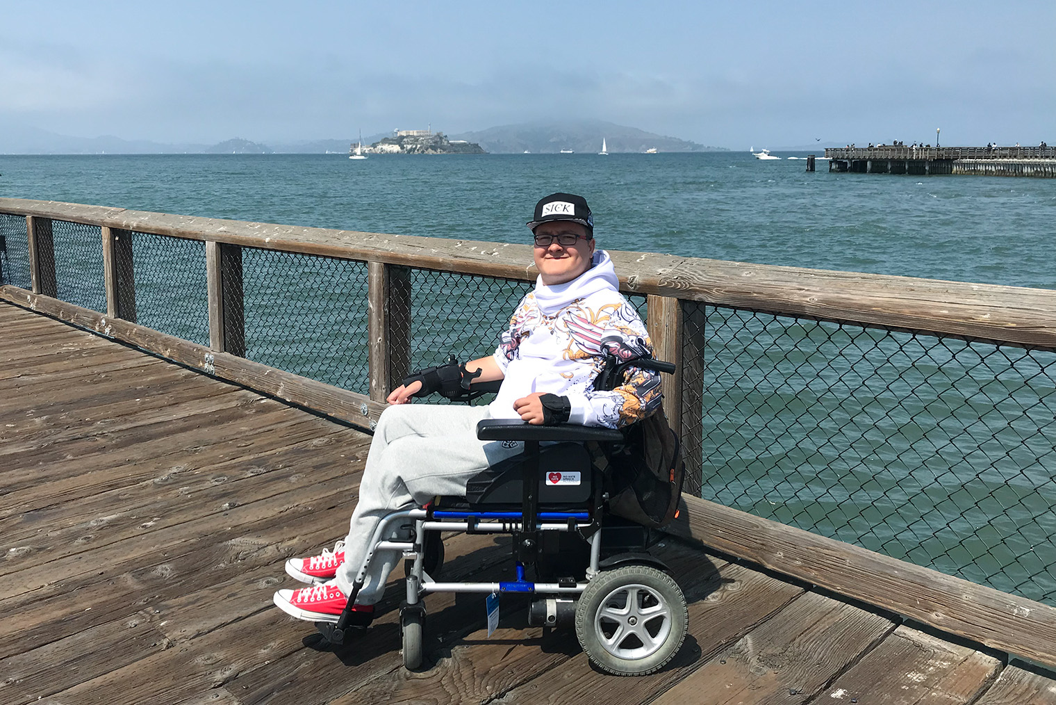 В рамках тура hop on — hop off по Сан-Франциско плавали вокруг знаменитого острова Алькатрас, где находилась тюрьма для особо опасных преступников. На экскурсию внутрь не попали: билеты раскупают за месяц