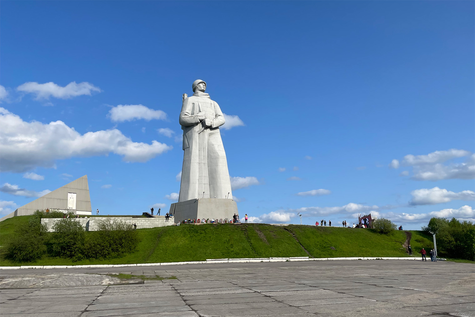 Среди скульптур, посвященных Великой Отечественной войне, выше «Алеши» в России только «Родина-мать зовет» в Волгограде. © Мария Кузнецова