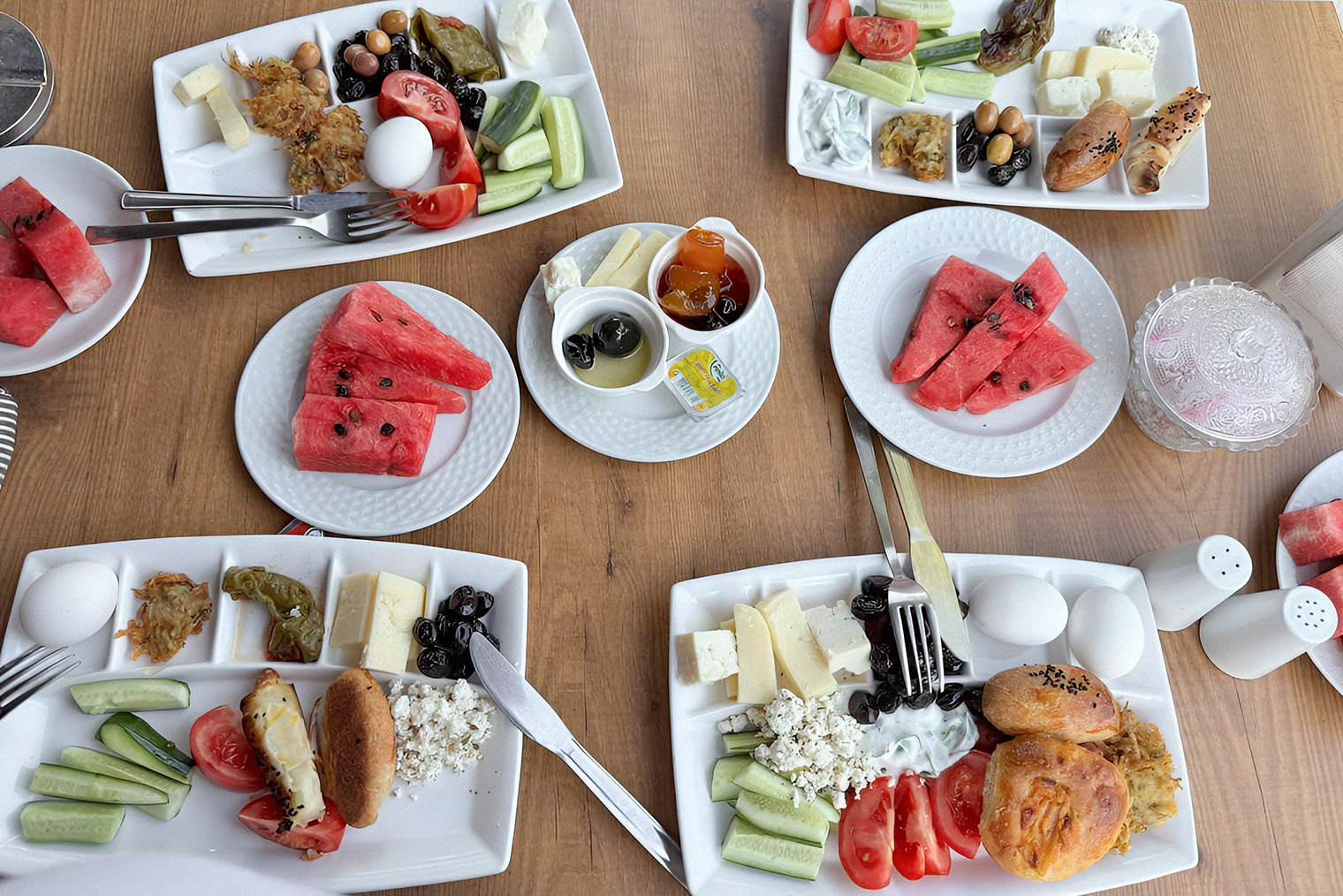 В турецком завтраке главное — не увлекаться. Нам это не всегда удавалось, хотелось попробовать все, ведь блюда и закуски такие вкусные