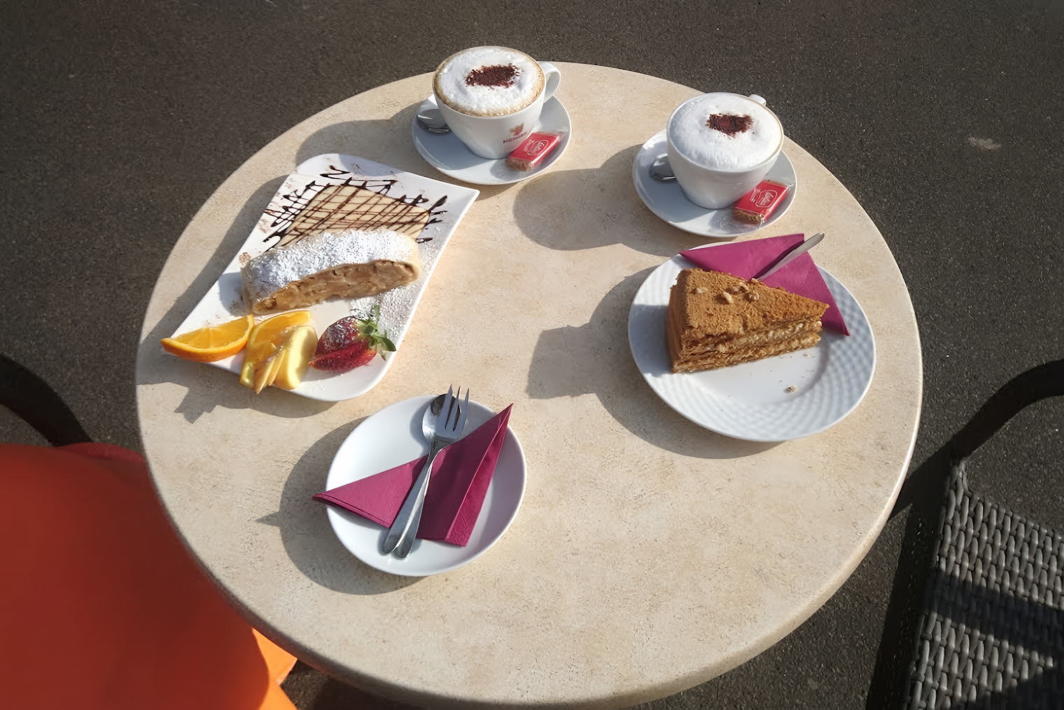 Любили с подругой пить кофе на улице. При любом сервисе