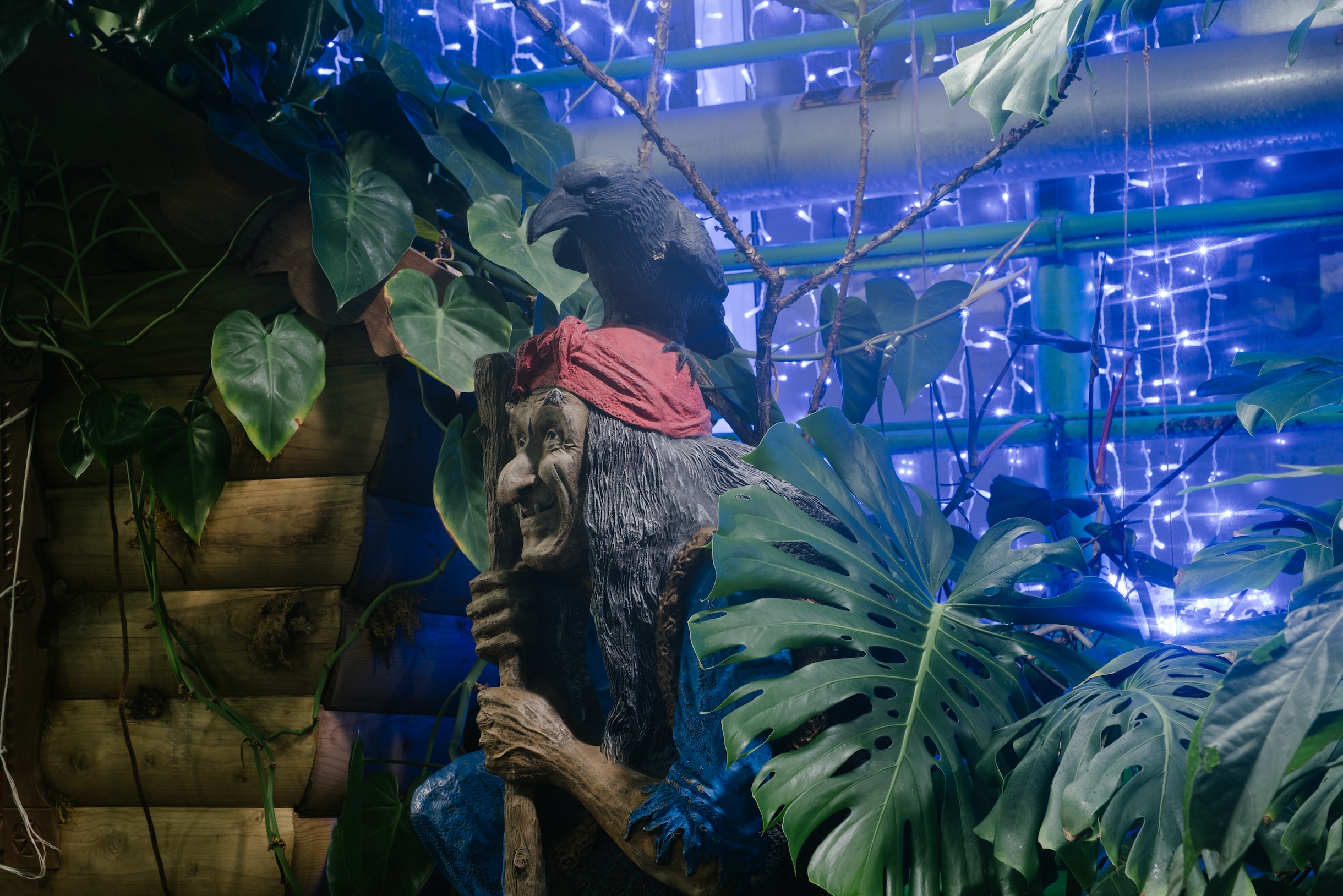 А сказочные персонажи без устали наблюдают за взрослыми и детьми