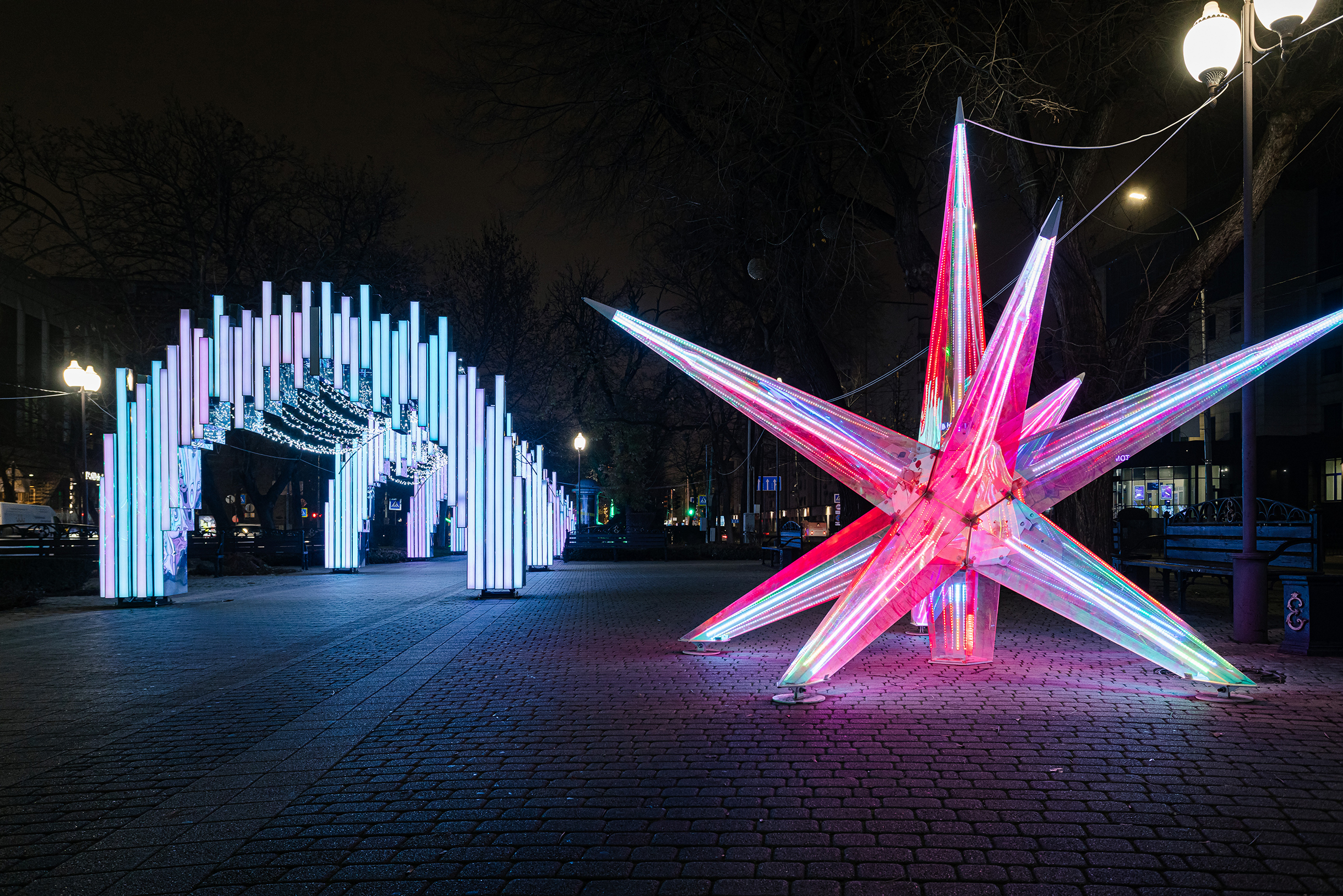 Еще на улице Красной появились арки из многочисленных светящихся колб. Рядом с ними — огромные звезды
