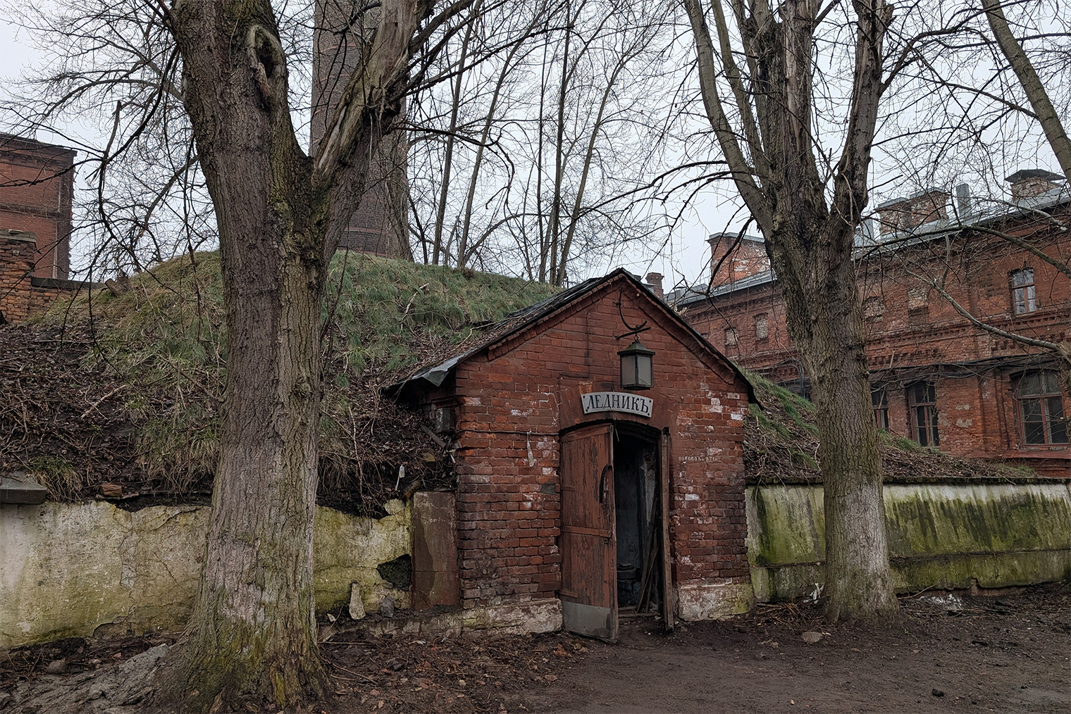 На территории есть здания, назначение которых теперь приходится объяснять. Важно, что их сохранят. Например, это ледник — помещение, где раньше хранили скоропортящиеся продукты. Зимой в нем запасали лед, и за счет этой большой массы и постоянной температуры в леднике удавалось долго сохранять продукты даже летом