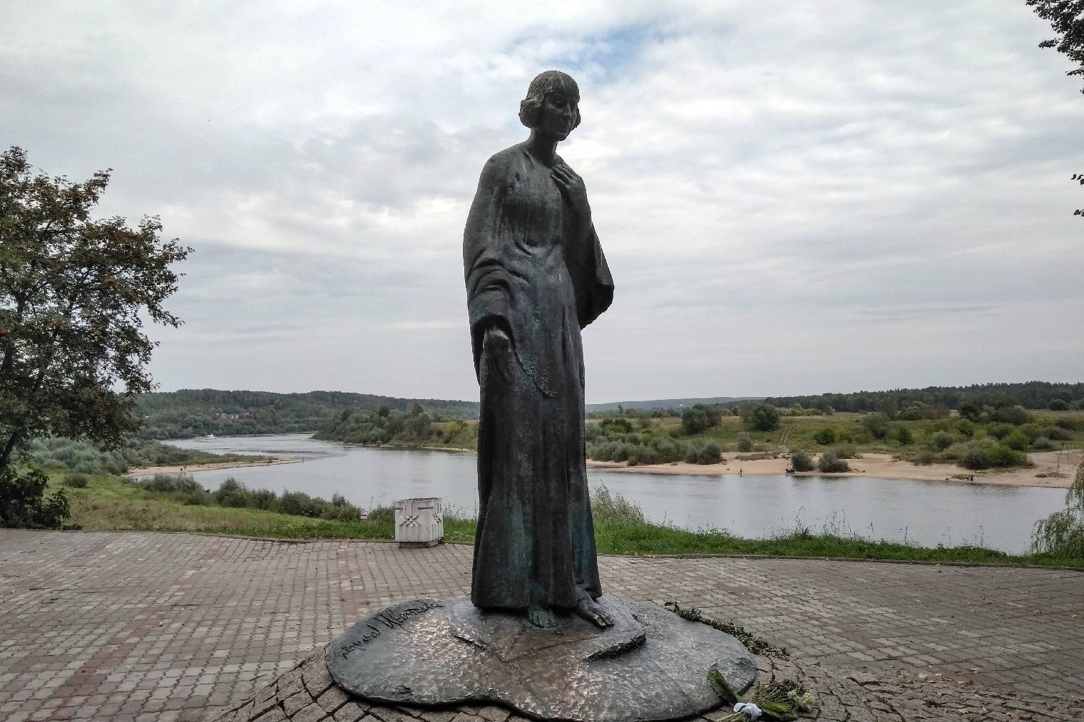 Памятник Марине Цветаевой в Тарусе