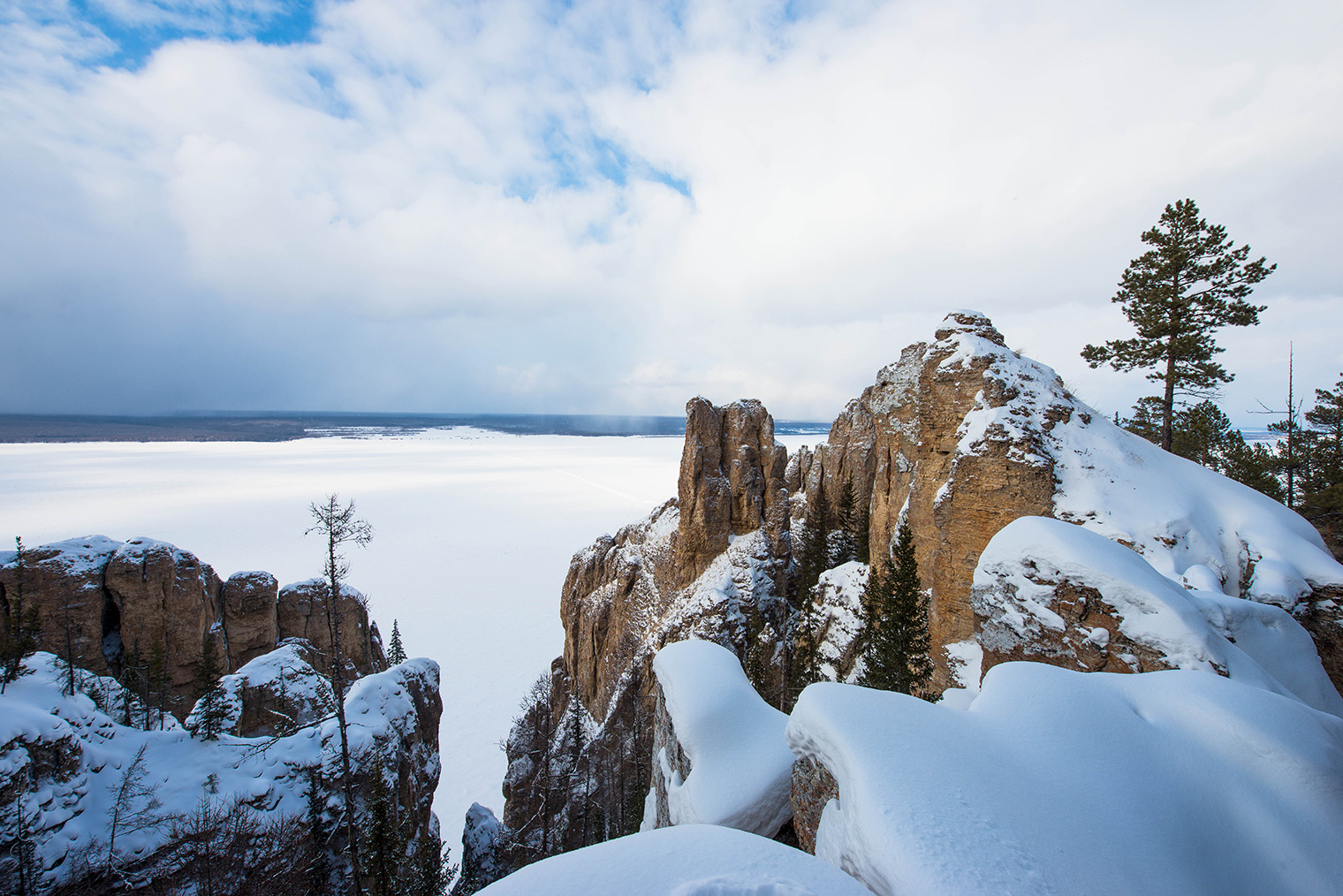 Ленские столбы. Фотография: Mikhail Cheremkin / Shutterstock / FOTODOM