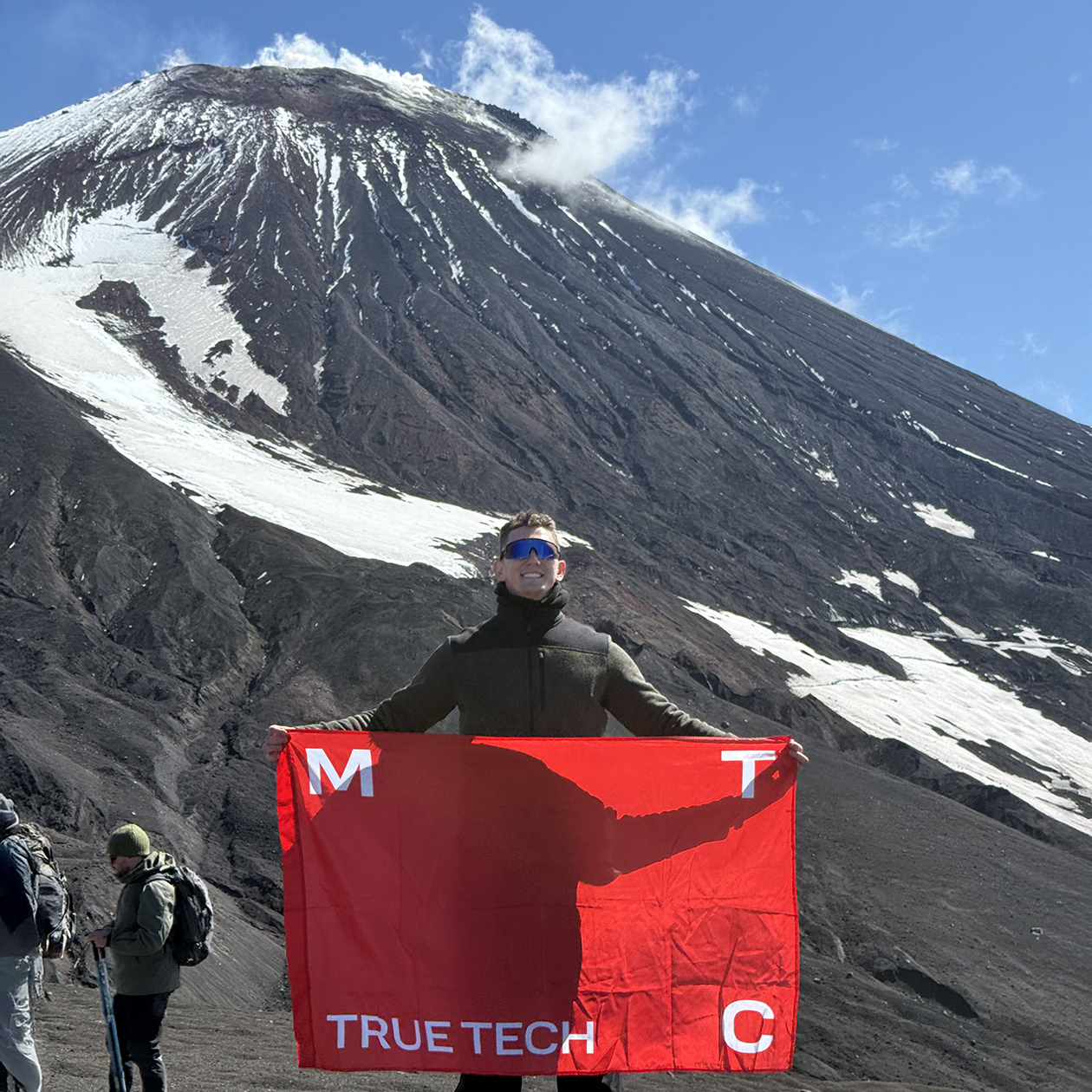 На Авачинской сопке с флагом МТС