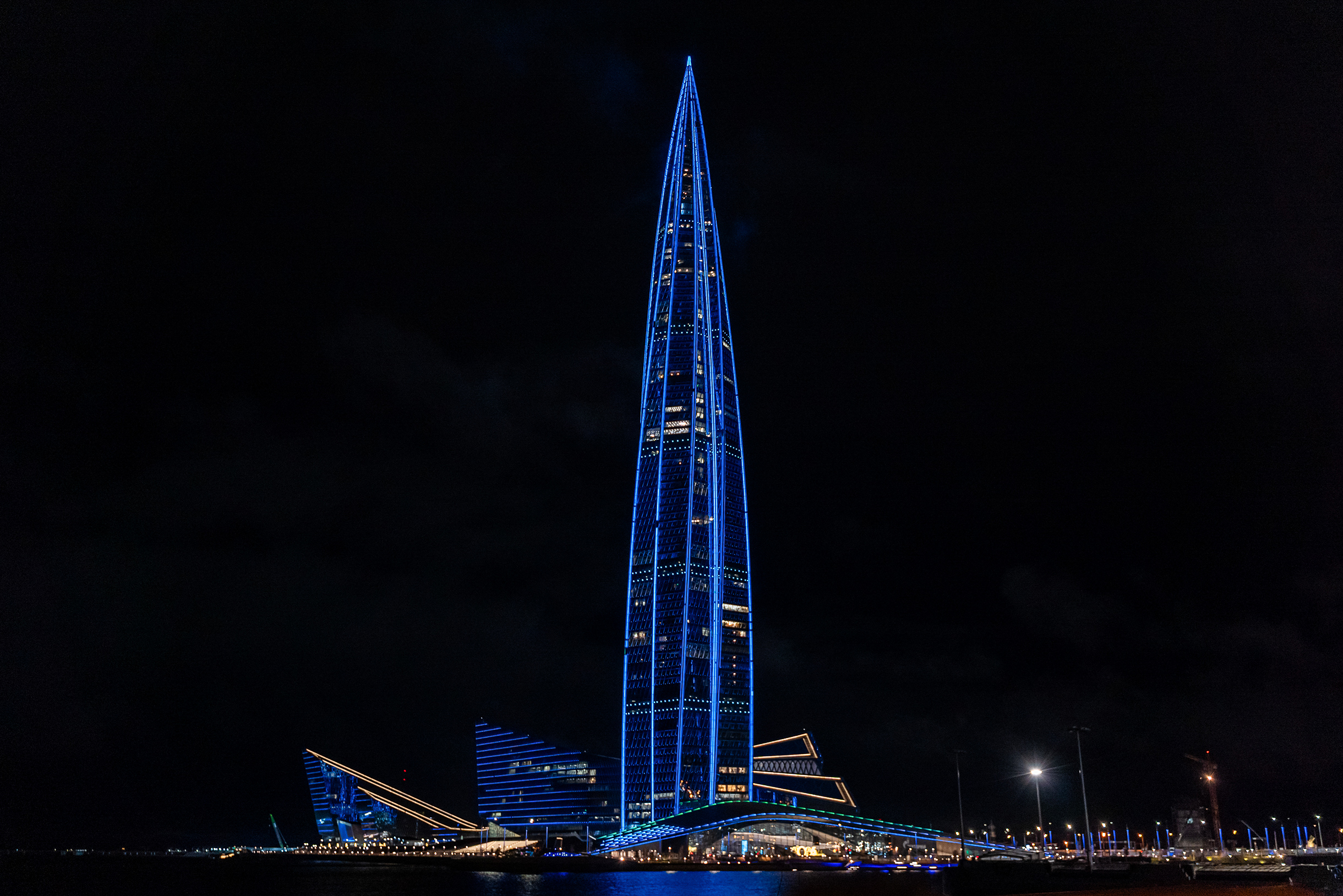 «Лахта-центр» подсветят к Новому году: с 26 декабря на небоскребе будут включать зеленую подсветку, а в новогоднюю ночь запустят световую программу