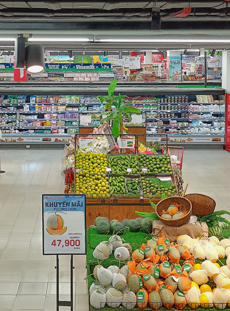 Дыня в супермаркете стоит 170 ₽ за килограмм, так что лучше взять ее на рынке. Там цена за килограмм — 110 ₽