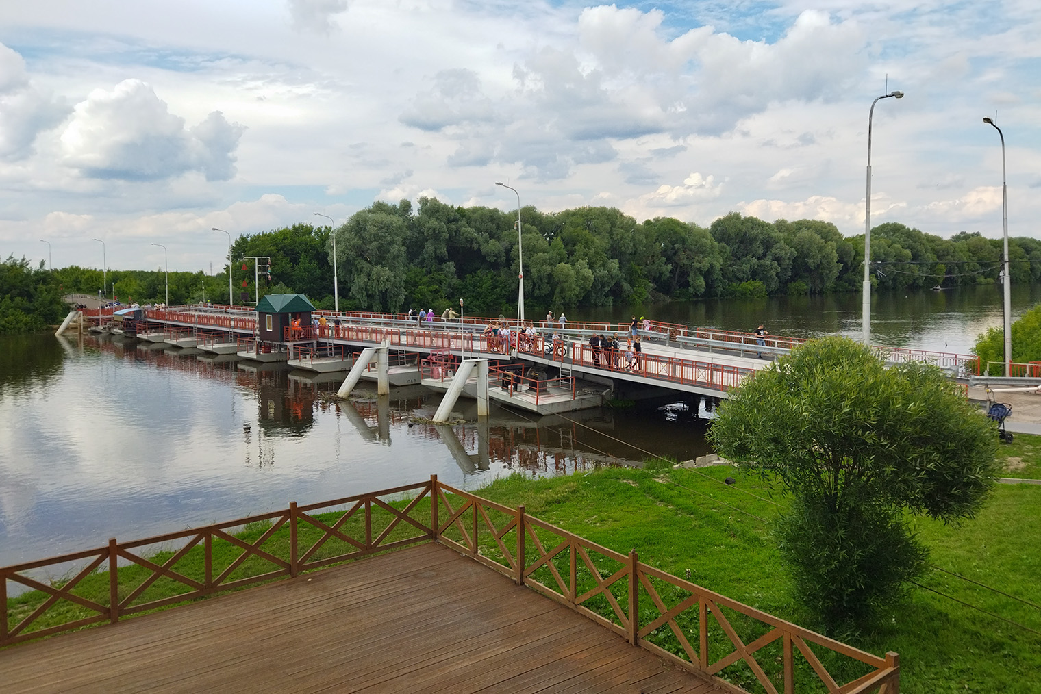 Понтонный мост через Москву⁠-⁠реку. Разводят его часто — примерно через каждые 20 минут