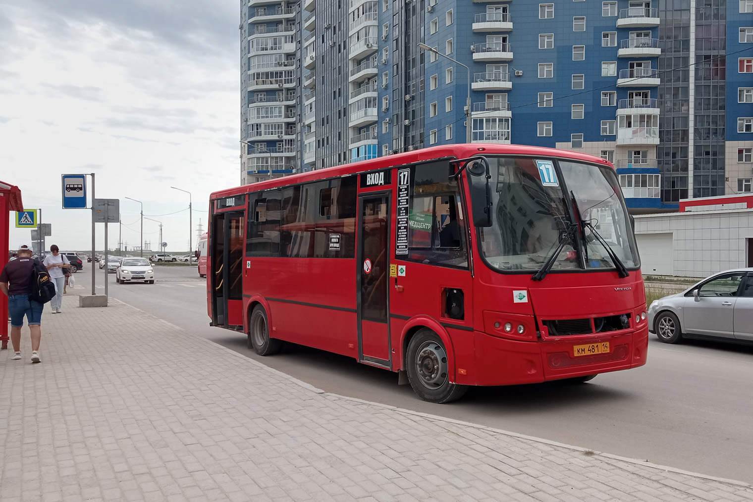 Старые автобусы на городских маршрутах постепенно заменяют новыми красными пазиками