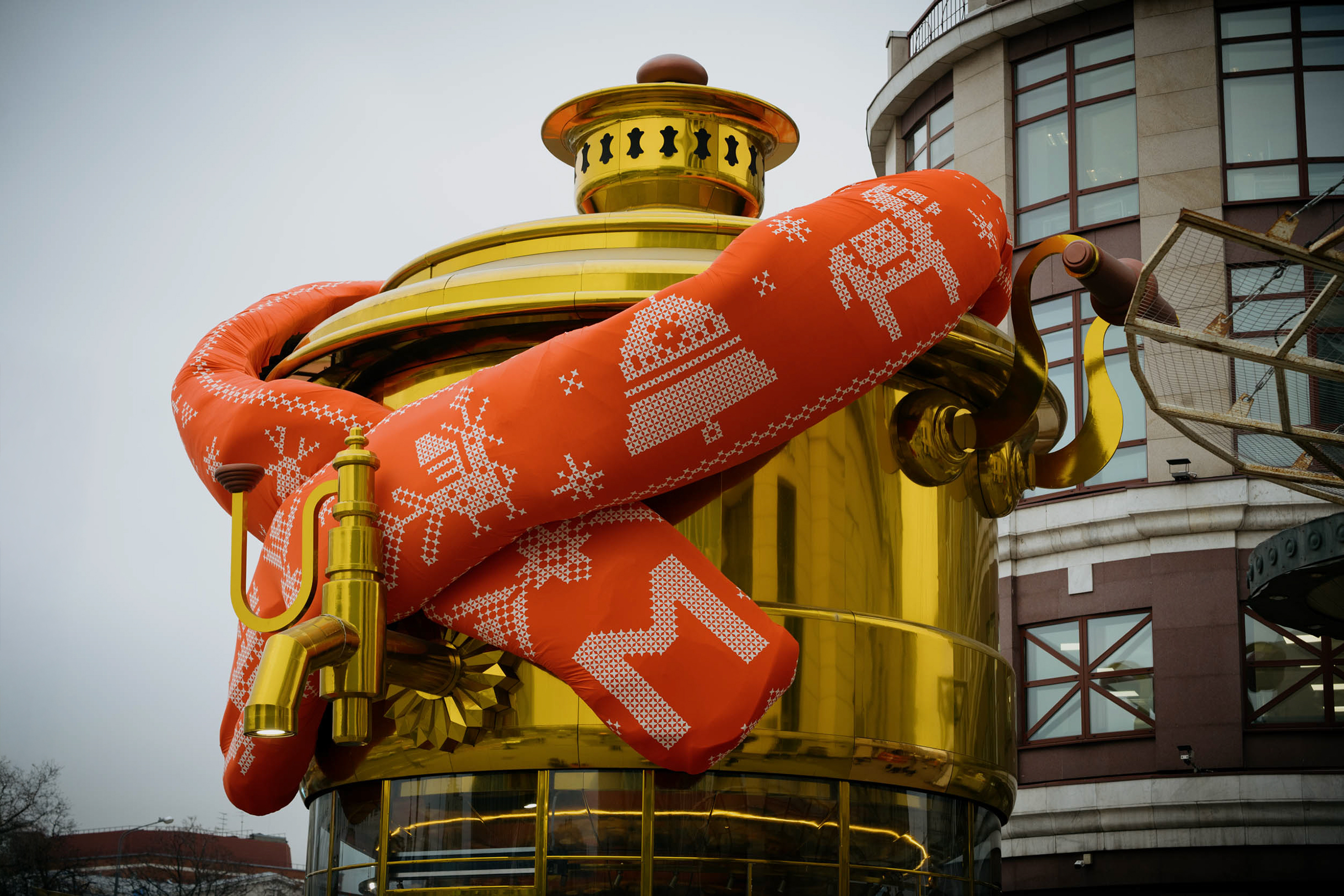 Самовар стоит на Арбате со времен фестиваля «Лето в Москве», но на зиму его укутали в шарф