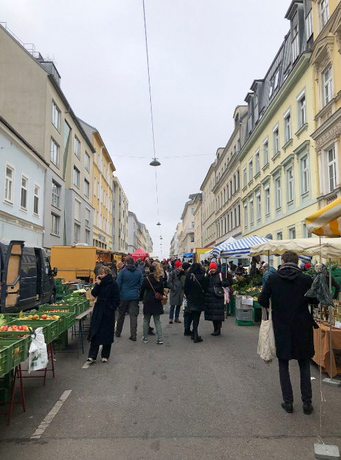 Рынок выходного дня в районе Kutschkerviertel. Там все то же самое, но в два раза дешевле