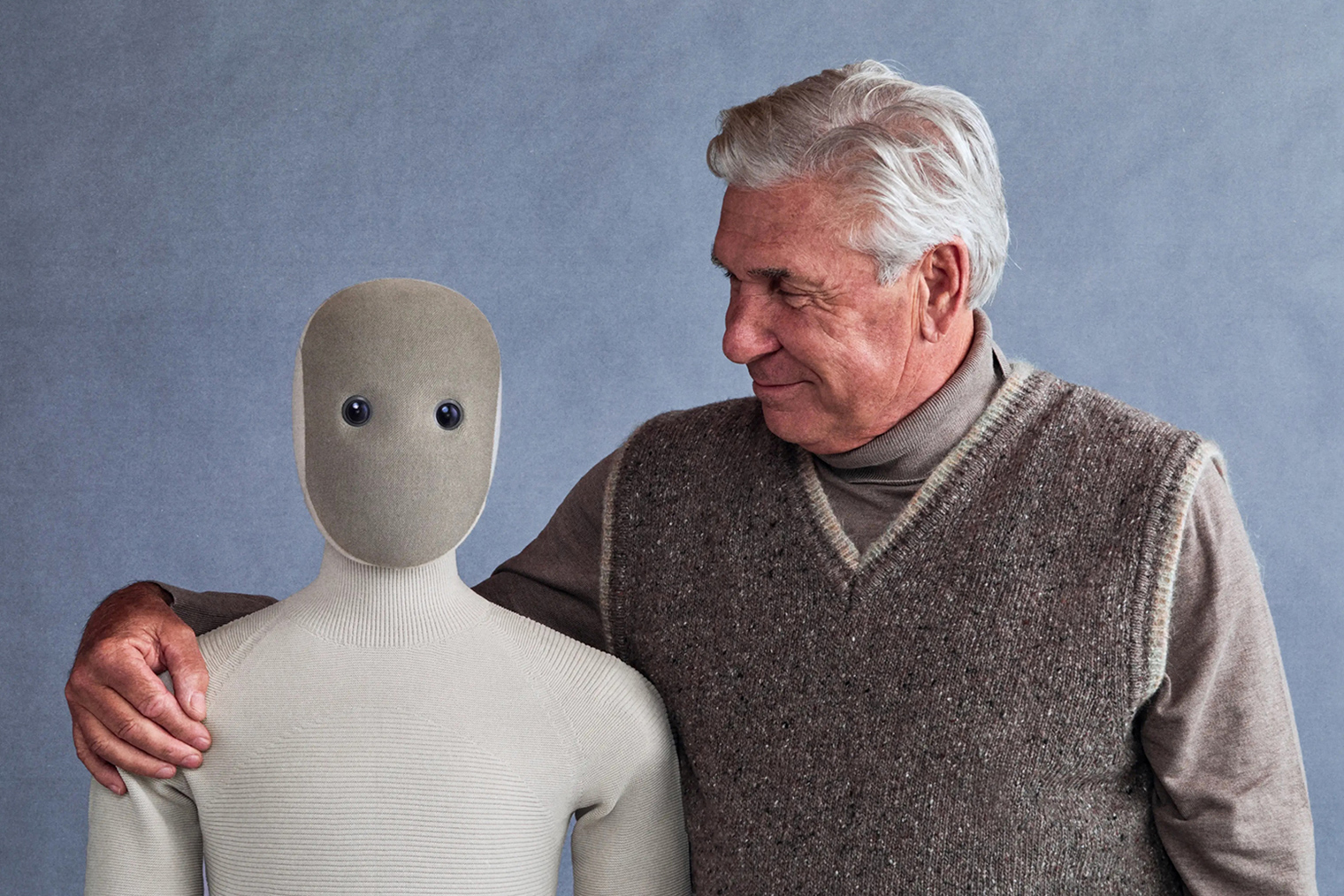 NEO видит мир при помощи двух глаз-камер по 8 Мп каждый. А сбоку на голове у него есть уши⁠-⁠динамики