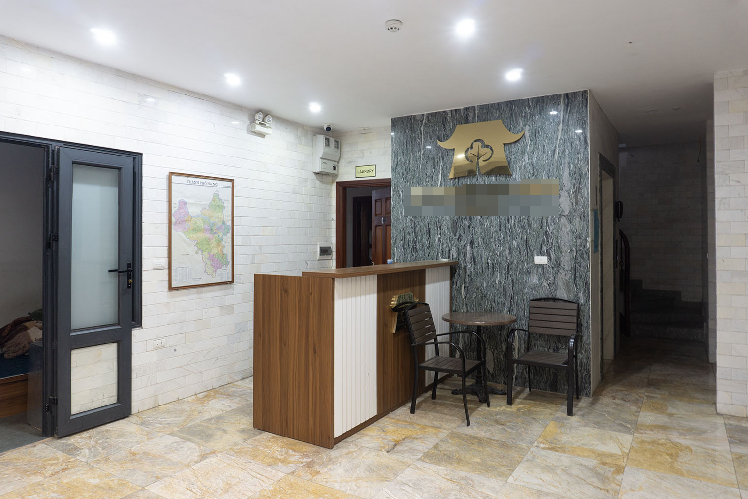 Это ресепшен. Слева небольшая каморка, где днем и ночью сидит мисс Дзуен. Иногда, когда я приходила домой поздно ночью, она просыпалась, и мне казалось, что меня спалила мама. А справа от ресепшена — дверь в студию мисс Дзуен, где она живет и отдыхает от работы