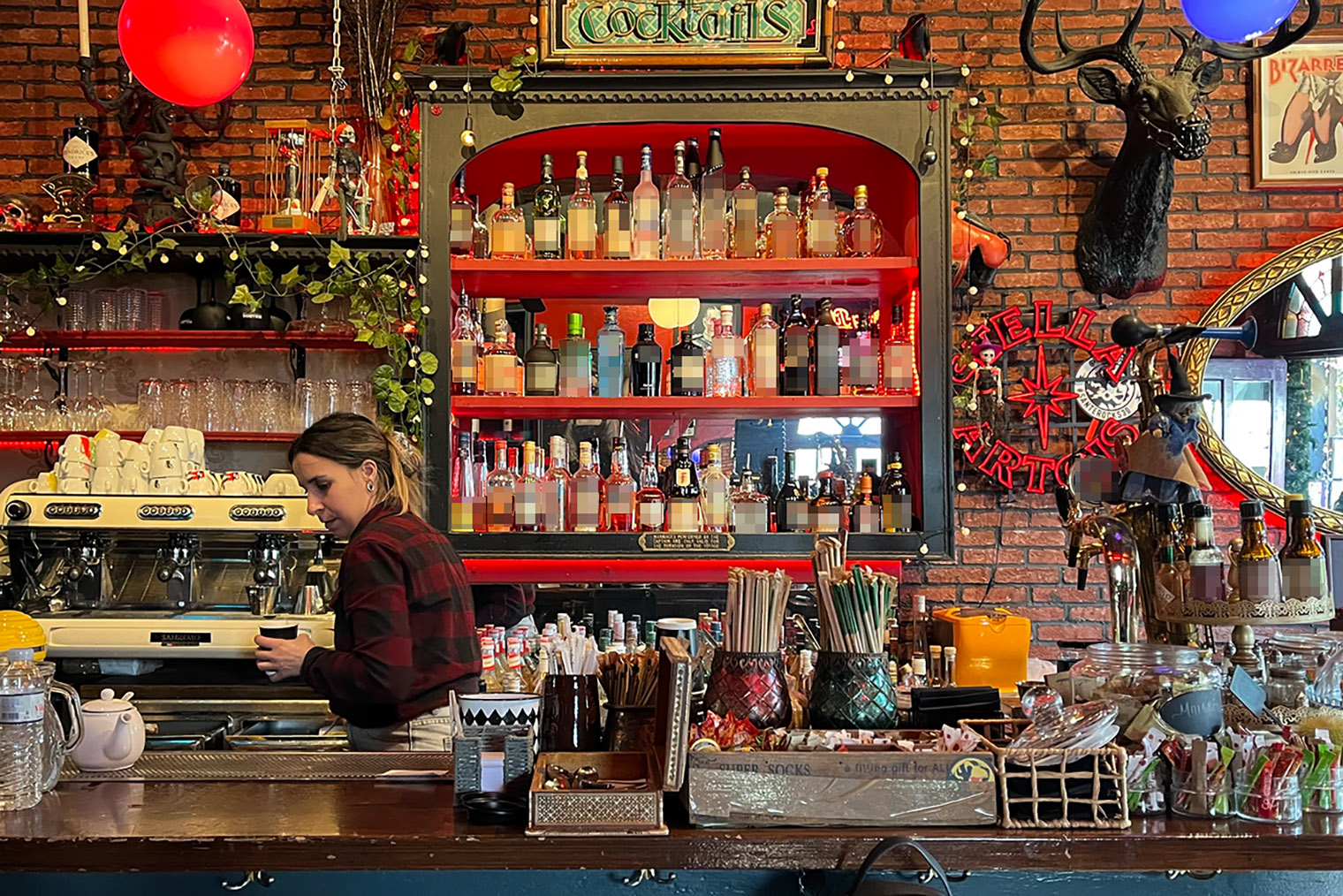 Днем в «Санте рок-баре» можно выпить кофе и поиграть в нарды