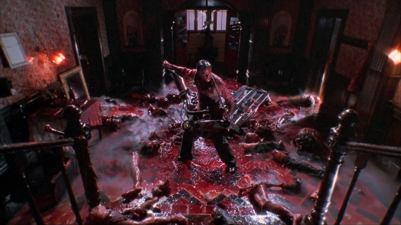 На съемках сцены резни газонокосилкой использовали около 400 литров искусственной крови. На тот момент это была самая кровавая сцена в истории. Источник: Lionsgate