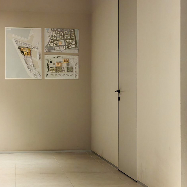 Жду такси в холле, сижу на очень удобном диванчике