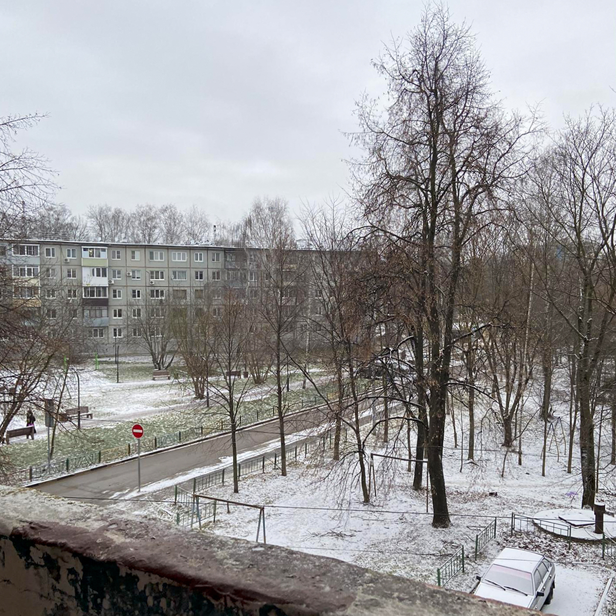 Иду по общему балкону, чтобы спуститься по лестнице