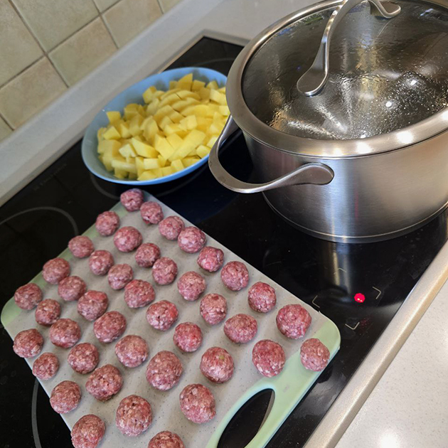 Варю суп с фрикадельками