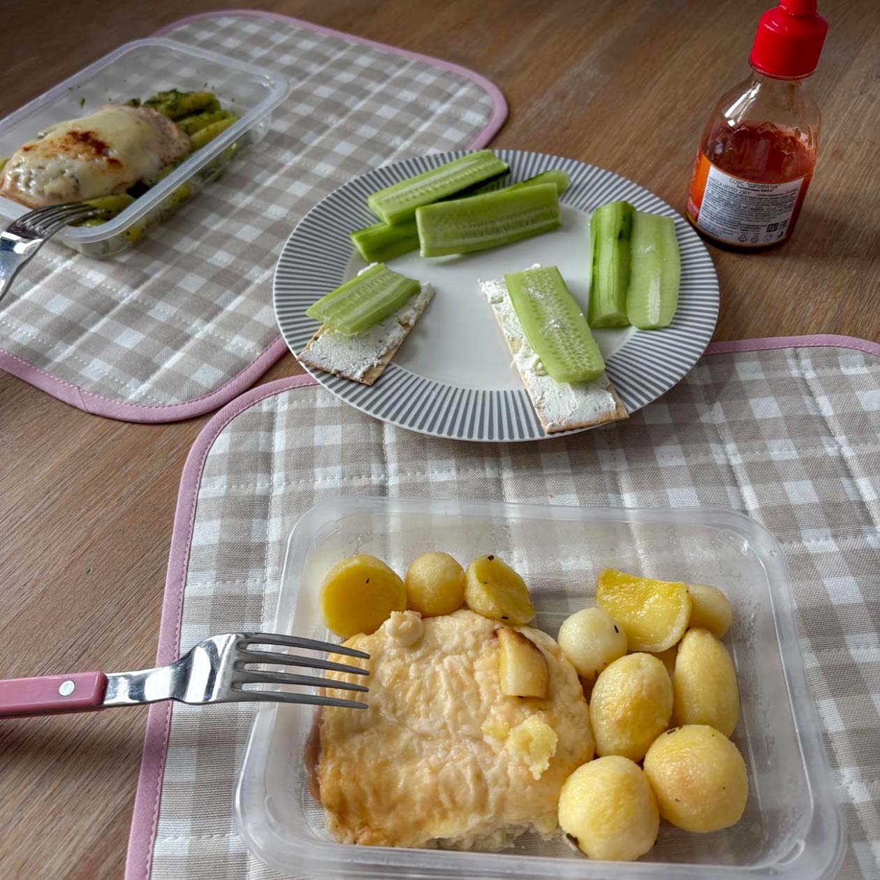 У меня — курица с картошкой, у Булки — курица с пастой. Еще у обоих — хлебцы с творожным сыром и огурцами в исполнении девушки