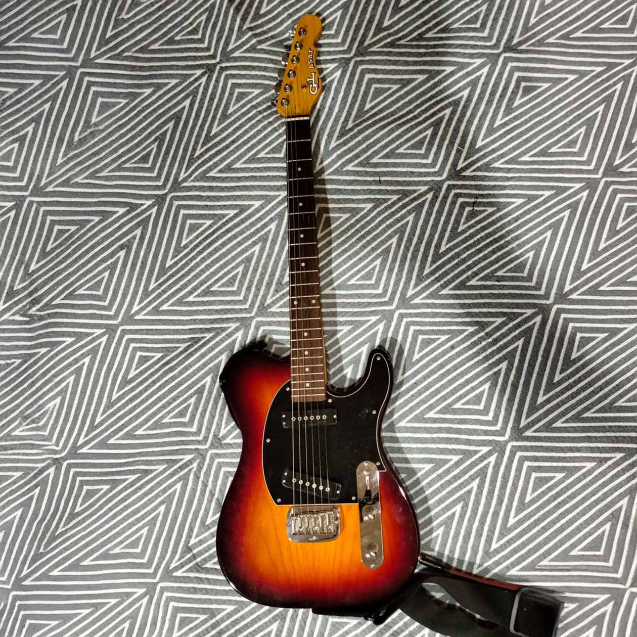 Моя гитара, купил ее в прошлом году за 90 000 ₽