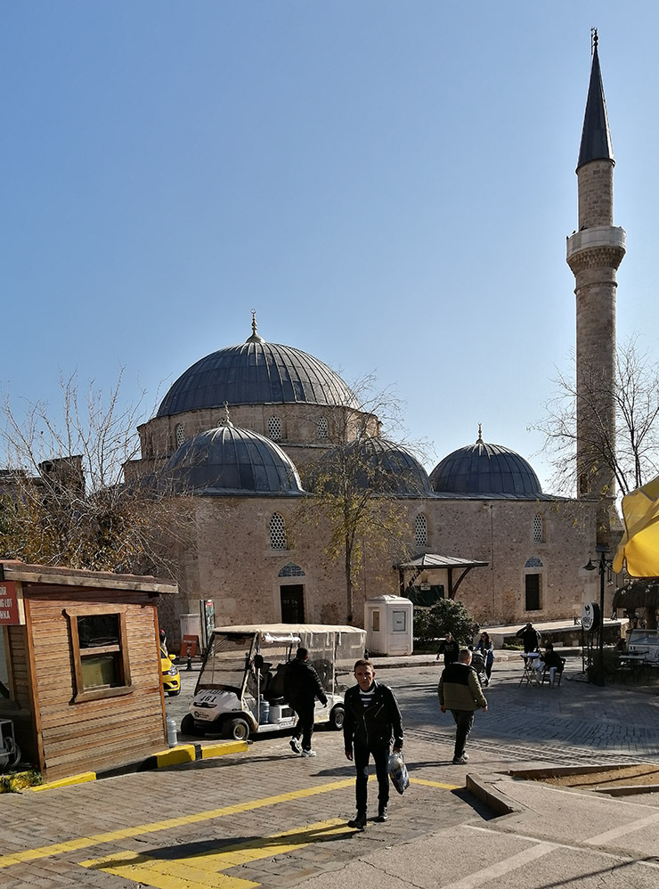 Мечеть рядом с минаретом