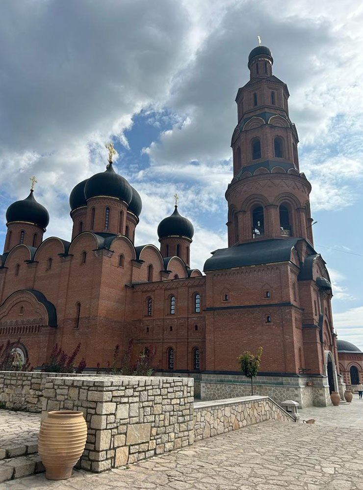 Черные купола монастыря Святые Кустики выглядят необычно