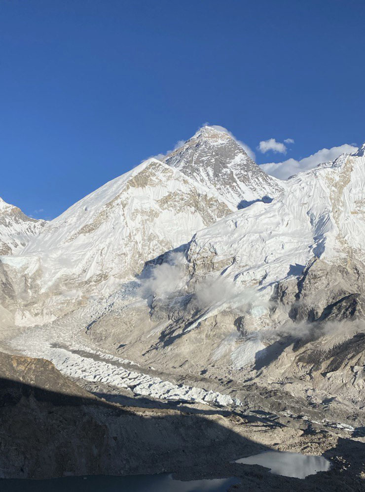 На переднем плане — язык ледника Кхумбу у подножия Эвереста