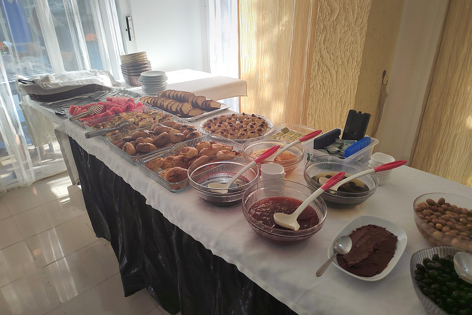 Особенно порадовал выбор выпечки. Обратите внимание, сколько на столе варенья к чаю