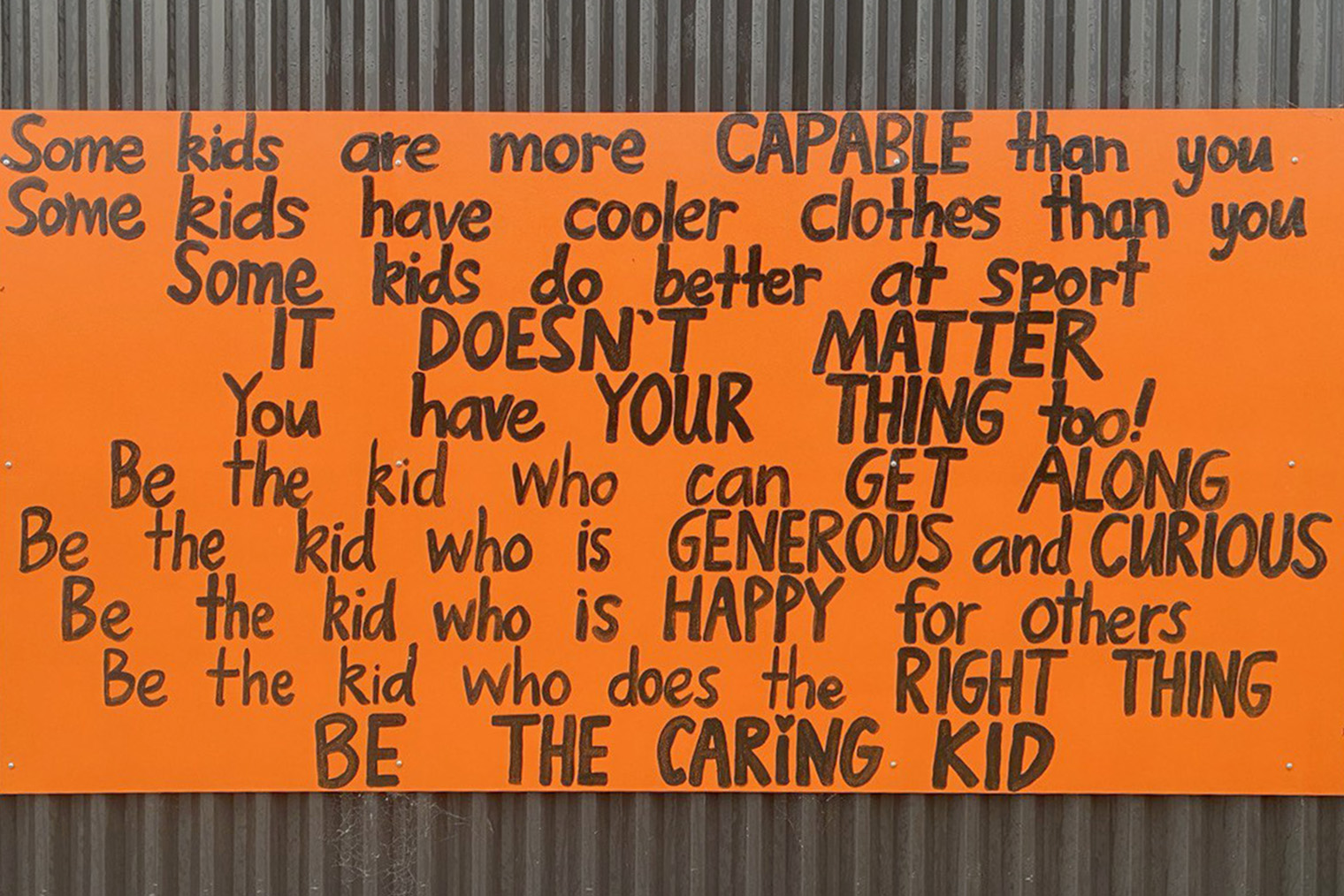 Надпись в одной из новозеландских школ: «У всех разные возможности, просто будь добрым»
